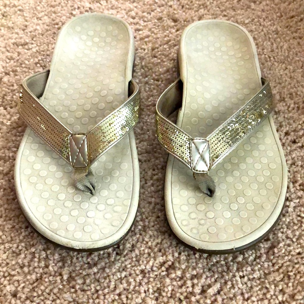 VIONIC gold sequin flip slips SZ8